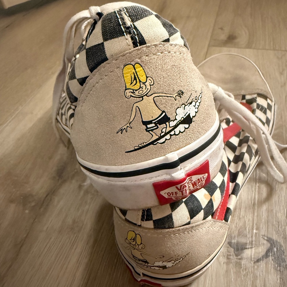 Men’s old Skool vans with surfer, size 12